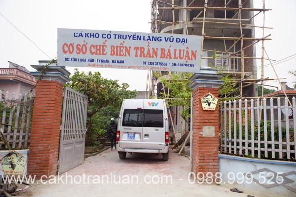 Sau 02 tiếng đi từ Hà Nội, Đoàn xe của VTV3 "cập bến" cơ sở cá kho Trần Luận lúc 07h sáng