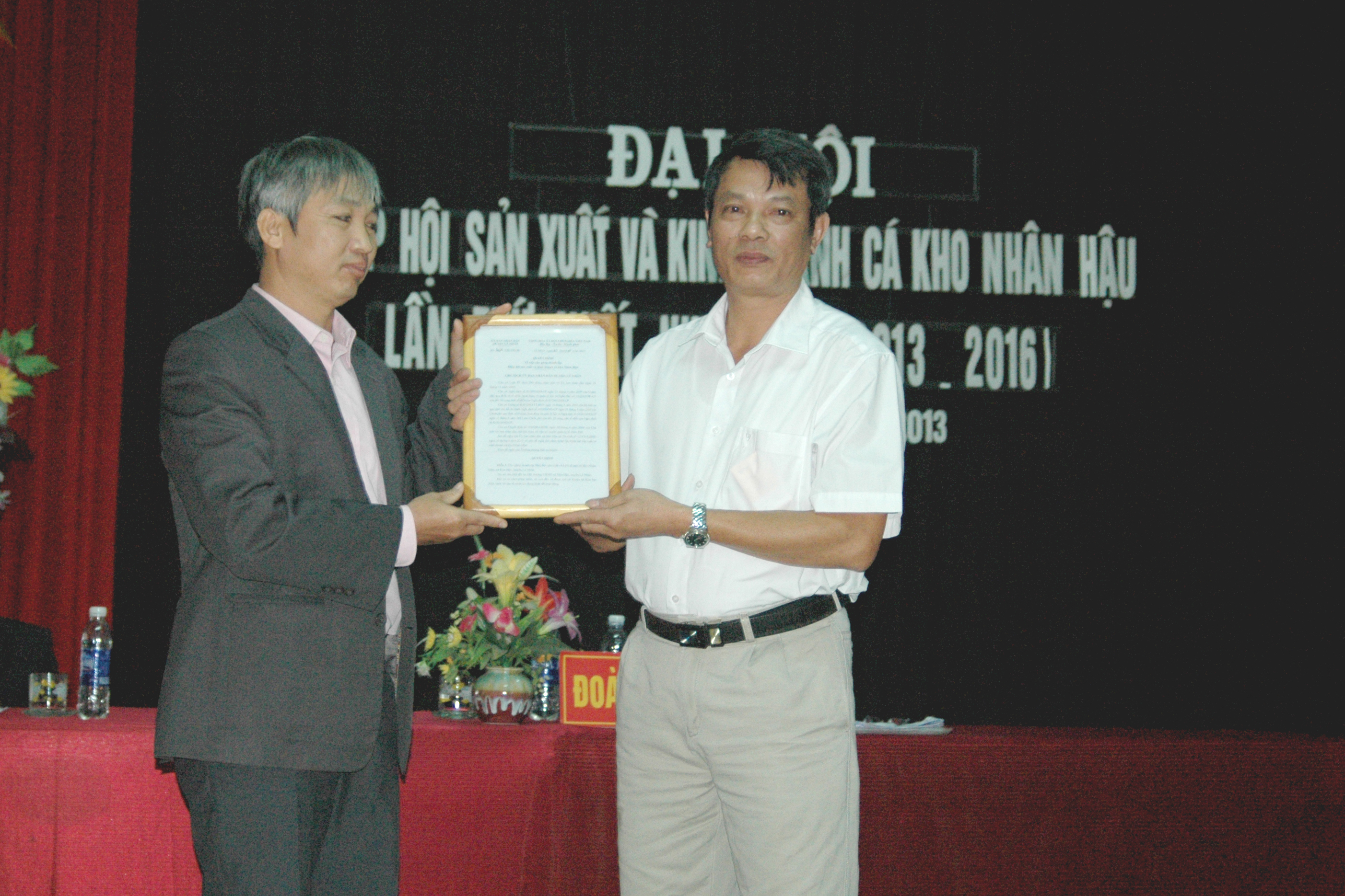 Đồng chí Ngô Mạnh Ngọc, HUV, Phó Chủ tịch UBND huyện Lý Nhân trao  Quyết định thành lập Hiệp hội Sản xuất và Kinh doanh cá kho Nhân Hậu