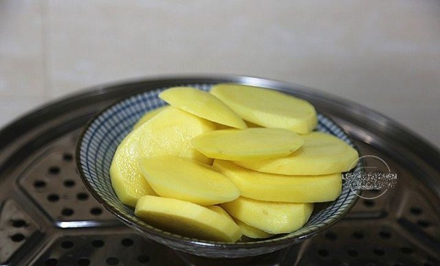 Khoai tây gọt vỏ, cắt lát rồi hấp chín.