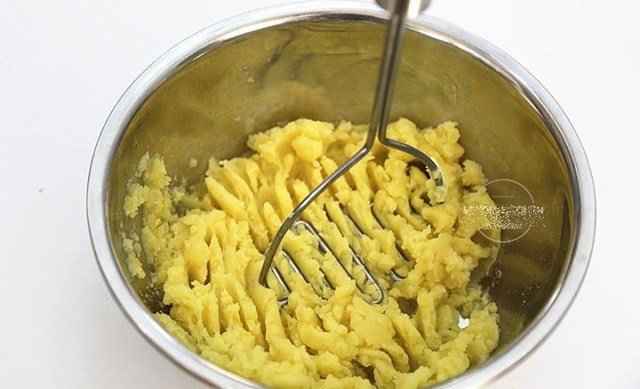 Nghiền nát khoai tây, càng mịn càng tốt.