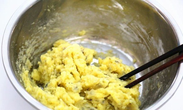 Cho tôm băm nhỏ vào khoai tây nghiền, sau đó thêm 2 thìa tinh bột bắp, 1 thìa muối và một ít hạt tiêu đen.