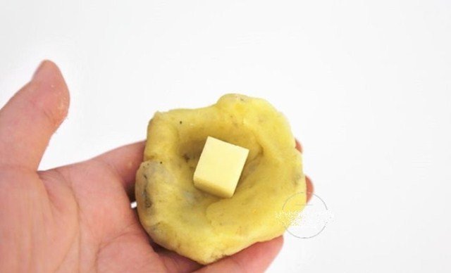 Lấy một lượng khoai tây nghiền thích hợp, sau đó đặt một miếng phô mai vào giữa như hình.