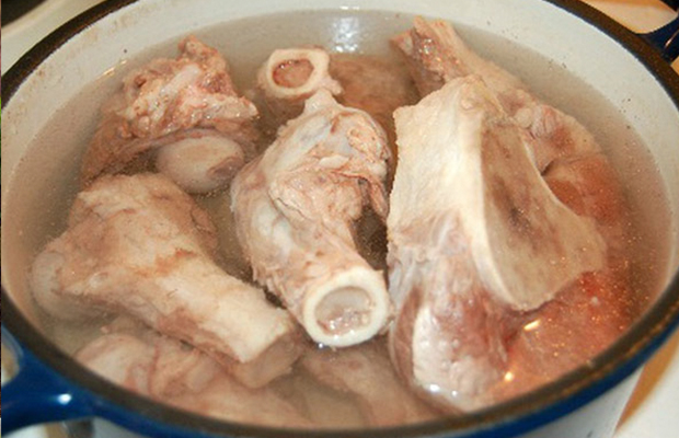 Hầm xương và giò heo