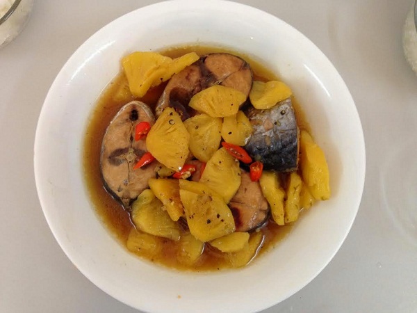 Cá ngừ kho dứa