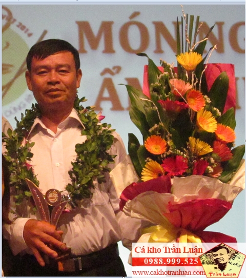 Ông Trần Luận nhận cup vàng món ngon Việt Nam