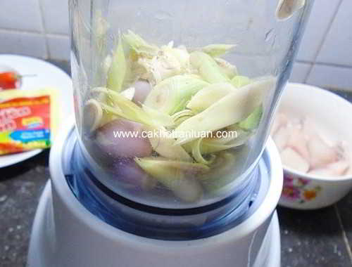 Sả thái nhỏ. Cho sả, hành vào máy xay nhuyễn.