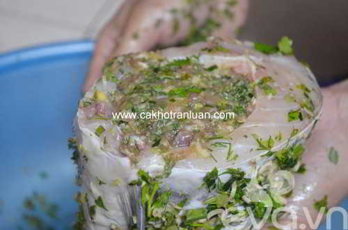 Dùng phần thịt xay đã chuẩn bị nhồi vào bụng cá, để khoảng 15-20 cho cá ngấm gia vị