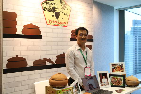 Trần Bá Nghiệp giới thiệu gian hàng bên singapor