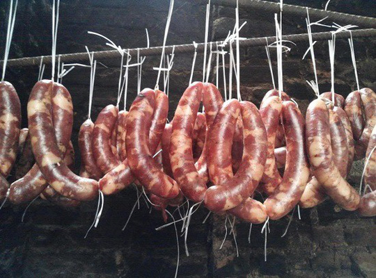 cửa hàng bán lạp xưởng hun khói