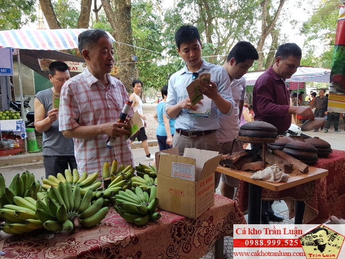 Khách hàng mua cá kho làng vũ đại ở hội chợ