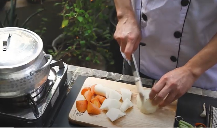 Thực hiện cách làm món bún mọc chay: