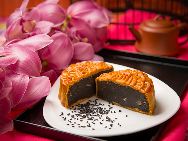 Bánh trung thu mè đen hạt dưa của Kinh Đô: